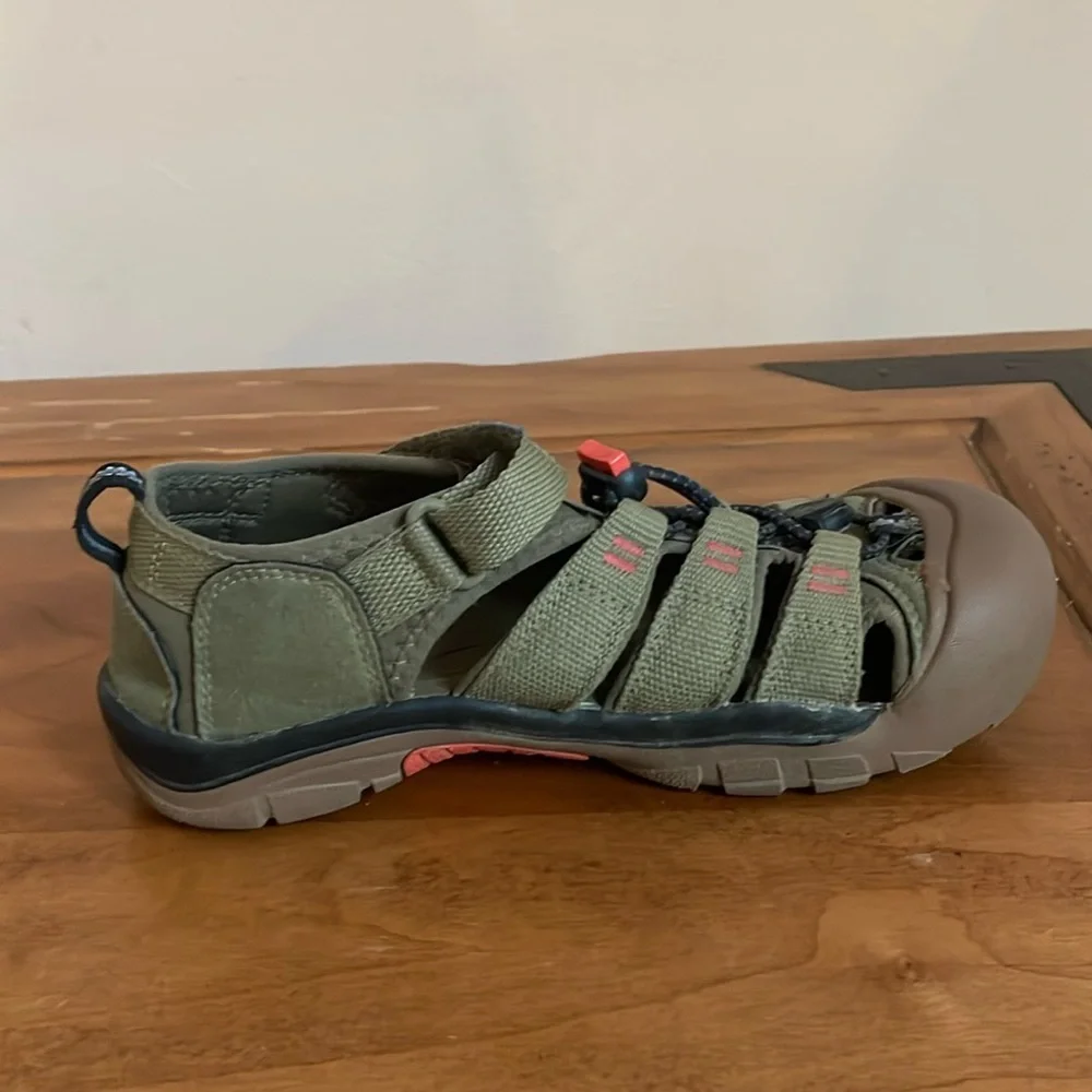 KEEN Water Sandals Size 3